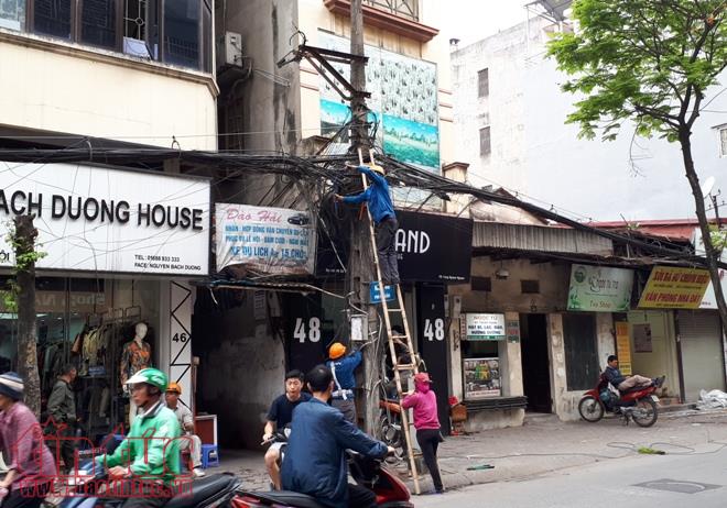Thanh thải cáp tại phố Đội Cấn, trả lại vẻ phong quang cho tuyến phố ảnh 1